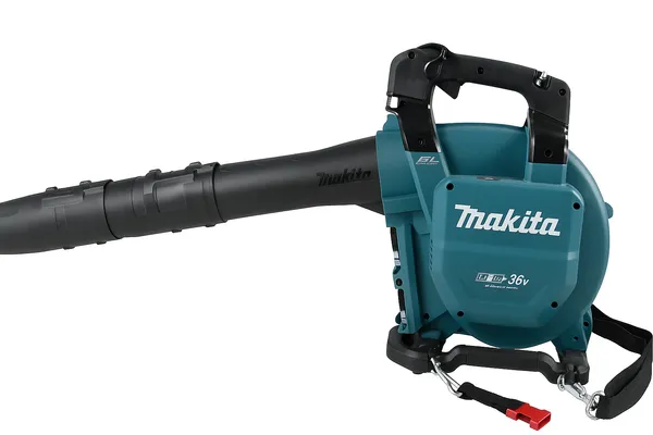 Makita DUB363 akumuliatorinis lapų pūstuvas, 36V su ergonomiška rankena ir juodais pūtimo vamzdžiais, fonas baltas
