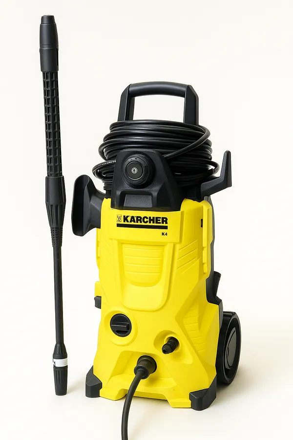 Kärcher K4 aukšto slėgio plovimo įrenginys su purkštukais ir susukta žarna, pastatytas ant neutralios fono, paruoštas naudoti
