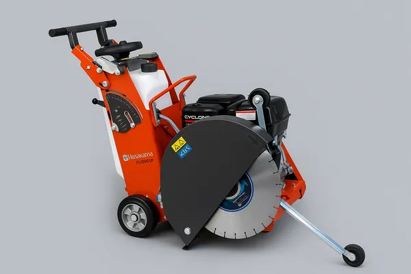 Šioje nuotraukoje matote betono/asfalto pjaustyklę-vežimėlį Husqvarna